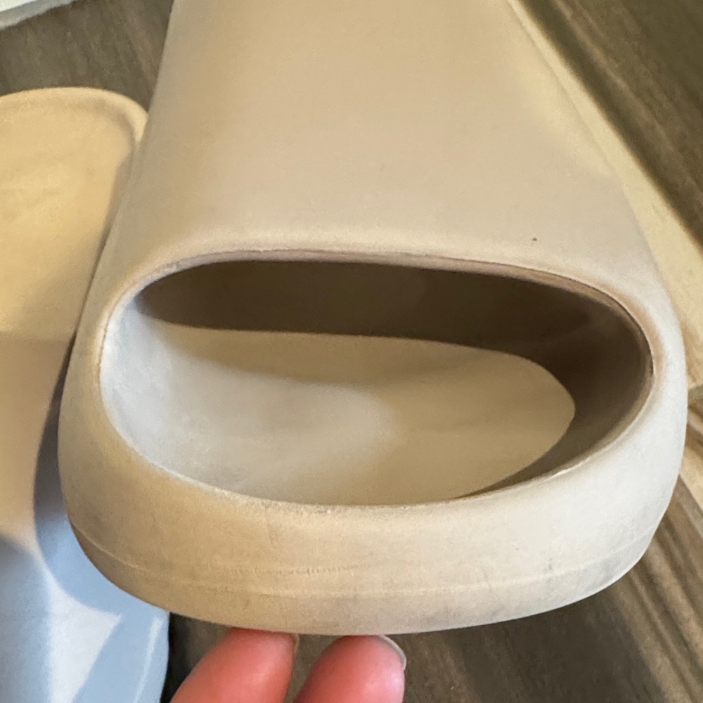 Yeezy Cream Slide Sandals - Picture 4 of 7